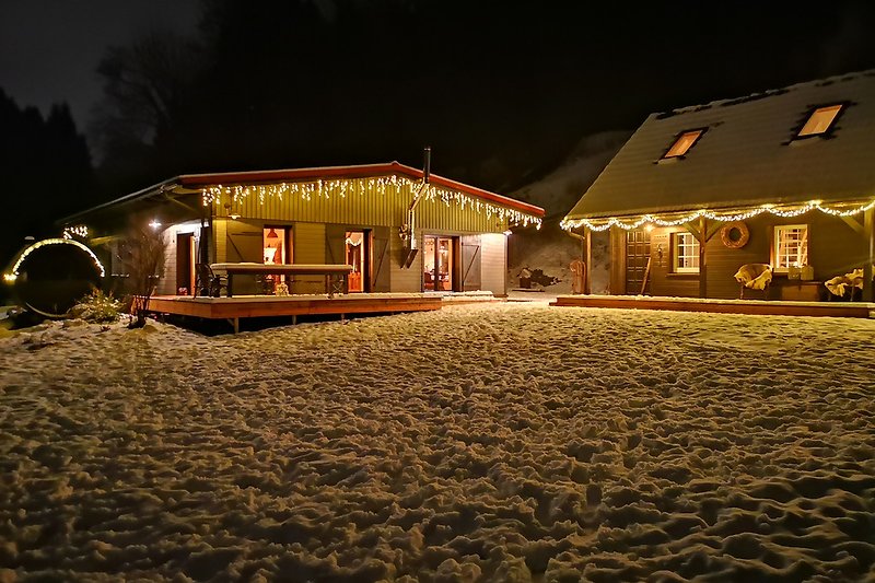 Haupthaus und Bärenhütte im Winter
