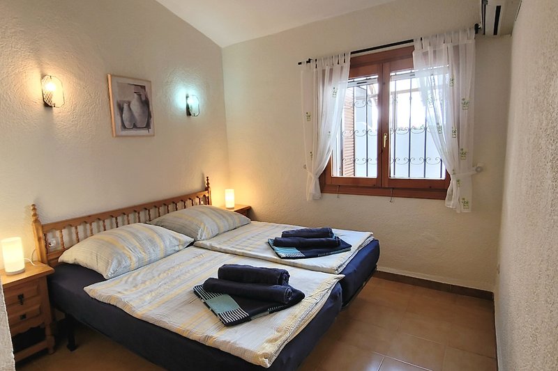 Schlafzimmer mit bequemen Doppelbett 180 x 200..