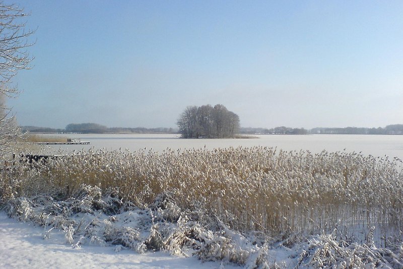 Auch im Winter lässt es sich in Krakow am See aushalten. Schlittschuhlaufen auf dem zugefrorenen See und Eisangeln.