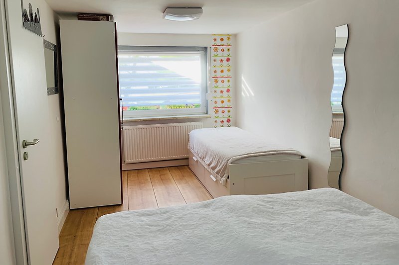 Schlafzimmer mit Doppelbett und ausklappbarem Doppelbett