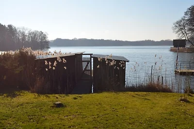 Vakantiebungalow met uitzicht op het meer en boot