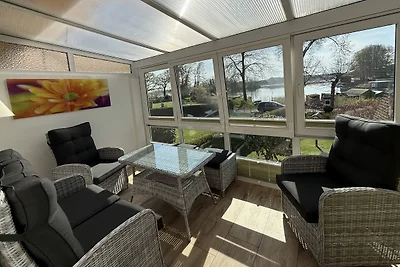 Vakantiebungalow met uitzicht op het meer en boot