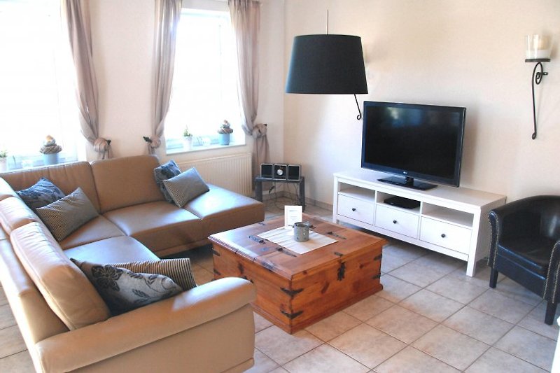 Wohnzimmer mit Flachbildschirm, Leder-Eckcouch, DVD-Player & Stereo-Hifi-Anlage