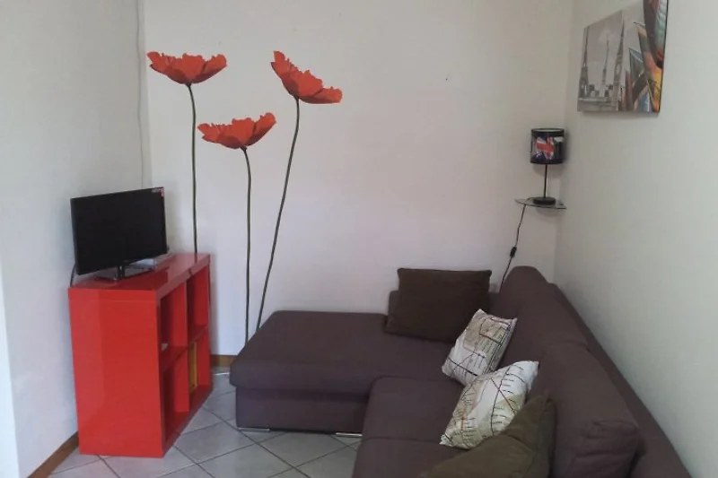 Sofa und Fernseher in einem modernen Wohnzimmer.