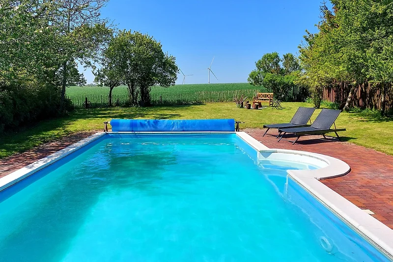 Im großen Salzwasserpool kannst du Tag und Nacht baden