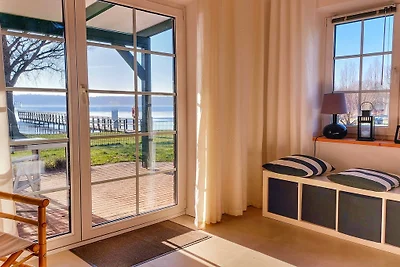 Stijlvol huis met rieten dak direct aan het meer
