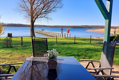 Elegante casa con tetto di paglia direttamente sul lago