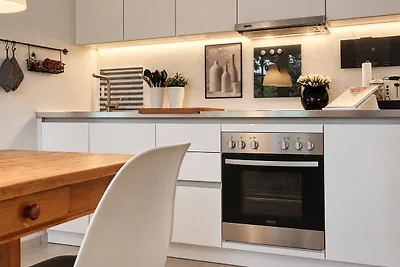 Stijlvol huis met rieten dak direct aan het meer