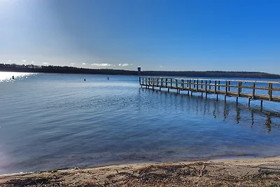 Stijlvol huis met rieten dak direct aan het meer