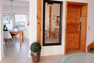 Stijlvol huis met rieten dak direct aan het meer