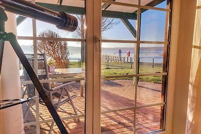 Elegante casa con tetto di paglia direttamente sul lago