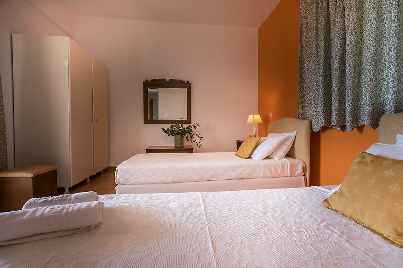 Una camera da letto accogliente con arredi in legno e una lampada.