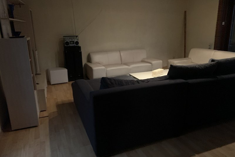 Stilvolles Wohnzimmer mit bequemer Couch, Tisch und Lampe.
