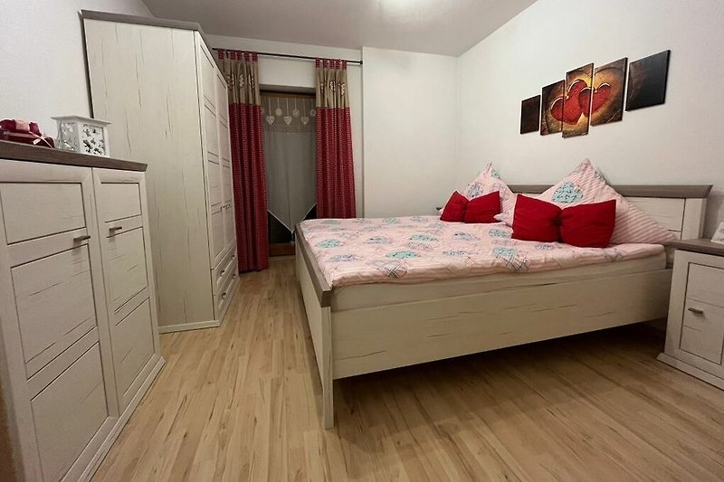 Gemütliche Schlafzimmer mit Holzmöbeln und bequemem Bett.