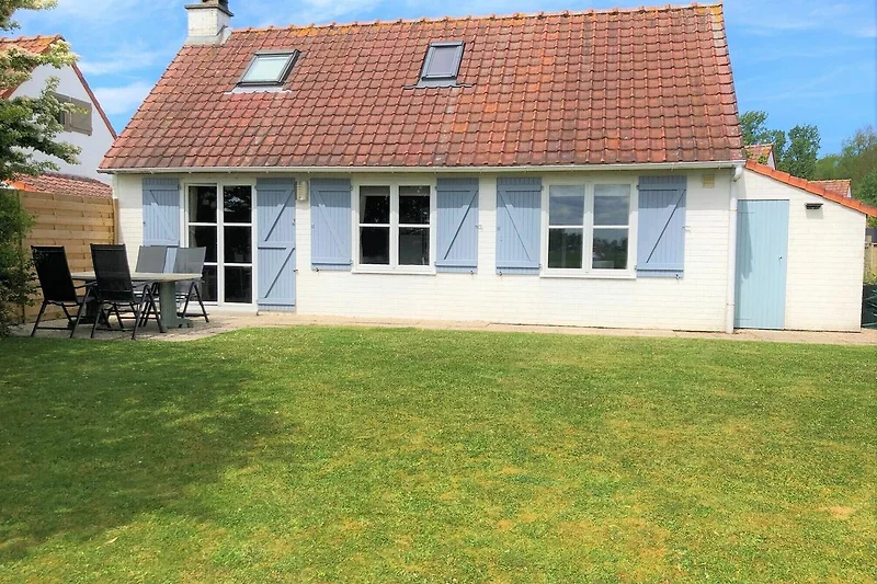 Geräumiges Haus mit großem Garten und einladender Terrasse.