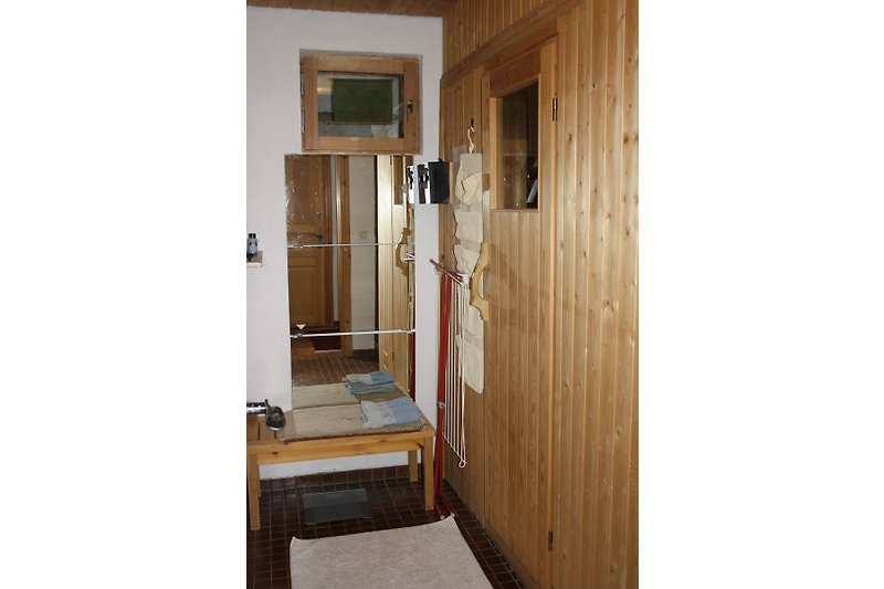 Sauna  Vorraum mit Dusche