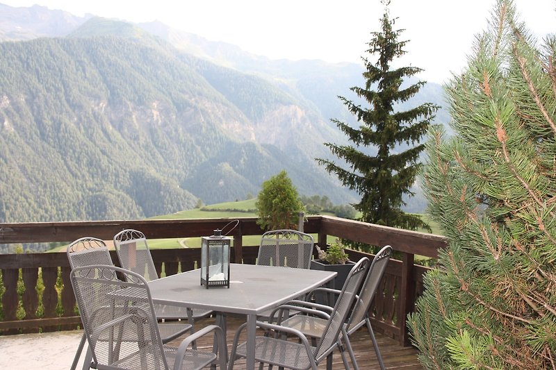 Terrasse mit Sitzgruppe,  Bergidylle und Blick aufs Tal