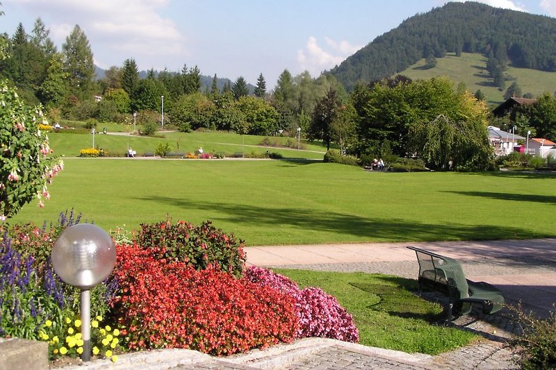 Ein kleiner Teil des nett angelegten Oberstaufner Kurparks (u. a. Wasserspiele, kostenfreie Mini-Golf-Anlage und großer Erlebnis-Spielplatz)