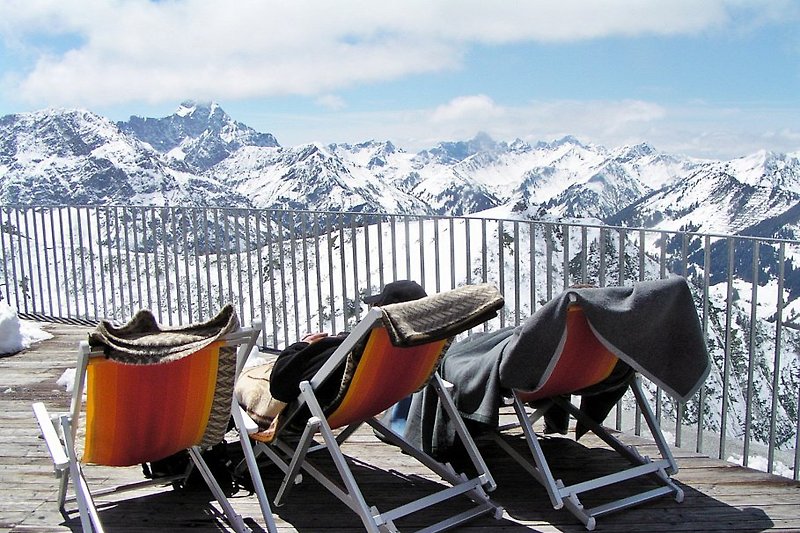 Genießen Sie den Ausblick auf die Bergwelt und die herrliche Wintersonne im Allgäu !!!
