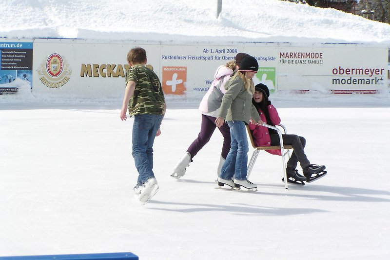 Der Oberstaufner Eislaufplatz im Winter (aufgrund von Oberstaufen-Plus ist die Nutzung des Eislaufplatzes für unsere Gäste ebenfalls gratis)