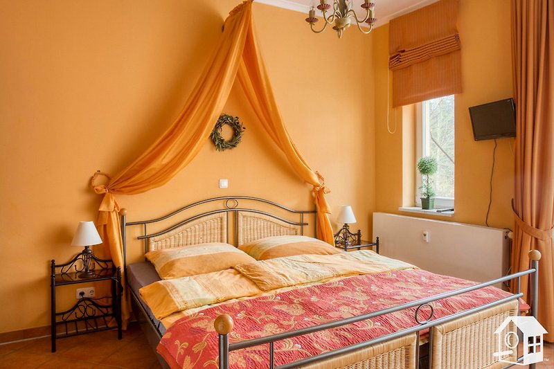 Romantisches Schlafzimmer mit Doppelbett, Betthimmel...