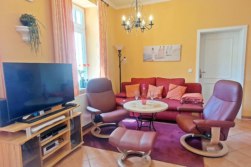 Gemütlicher Sitzbereich im Wohnzimmer (Stuck, hohe Decken und der Kronleuchter vermitteln eine Art Schlossatmosphäre)