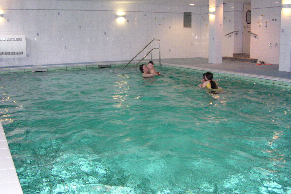 Fünf junge Japanerinnen verwöhnen Mann am Pool