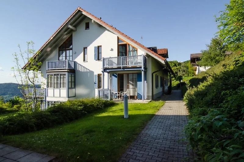 Widok na domy i ulice w starej części miasta, z wąskimi, brukowanymi uliczkami i kolorowymi fasadami, które tworzą malowniczy krajobraz.