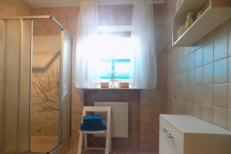 Großes einfaches Bad mit Fenster