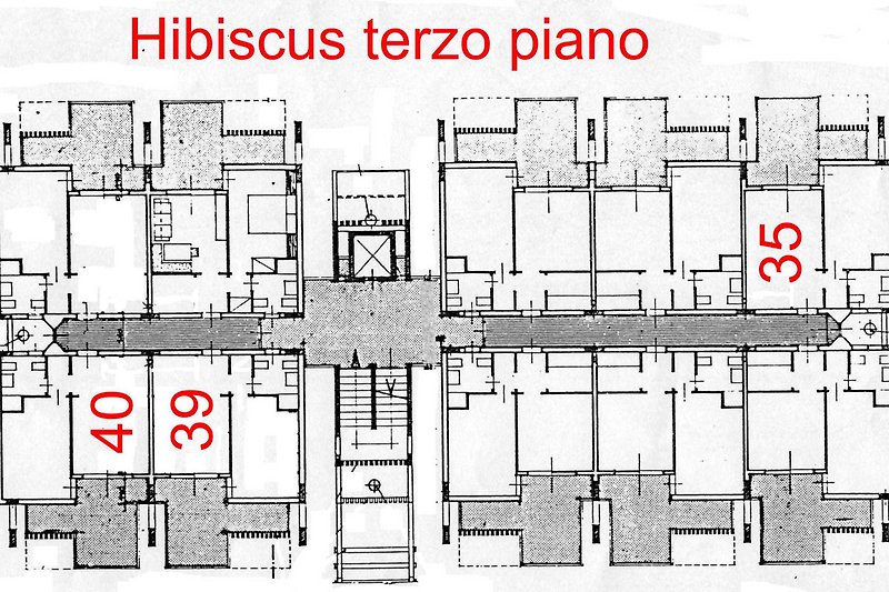Technische Zeichnung eines rechteckigen Gebäudes mit parallelen Linien und Schriftzug.  3 appartamenti disponibili