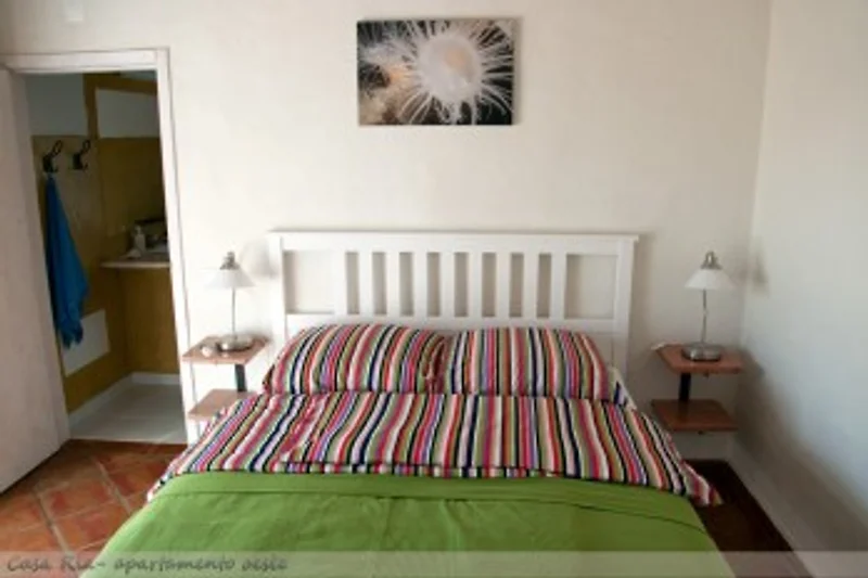 Schlafzimmer mit härteverstellbaren Lattenrosten und Komfortmatratzen. Bettwäschen 100% Baumwolle. Hier Franz. Bett 160*200cm. Sonst 2* 100*200 cm auch zum  zusammenschieben.