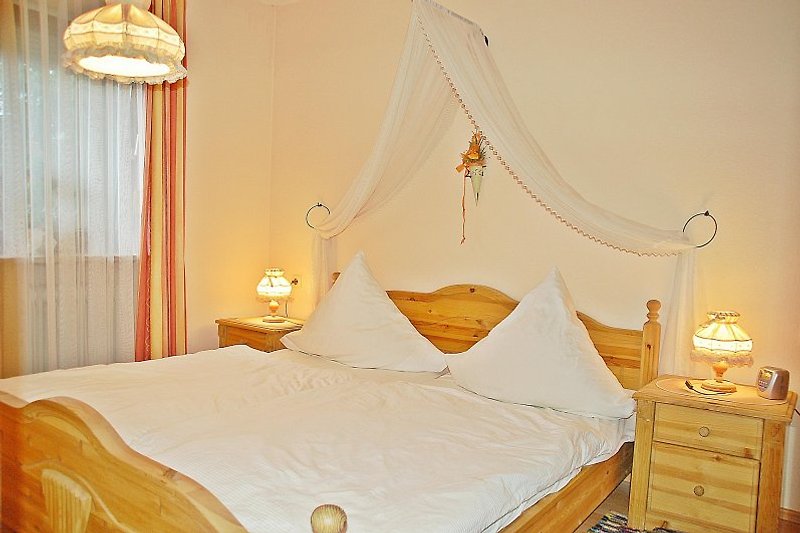 Romantisches Schlafzimmer mit Doppelbett mit Betthimmel, Kabel-LED-TV, DVD-Player, großem Kleiderschrank und Safe