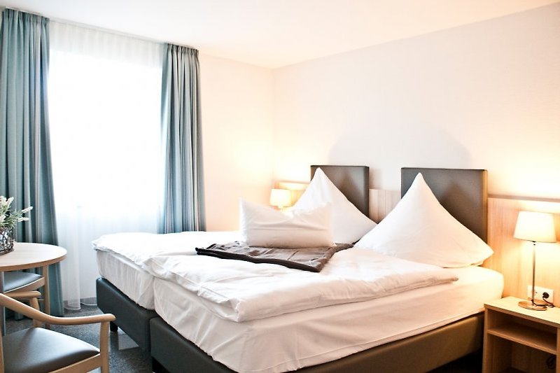 In vier Schlafzimmern mit jeweils einem Doppelbett bietet der Bungalow Schlafplätze für acht Personen.