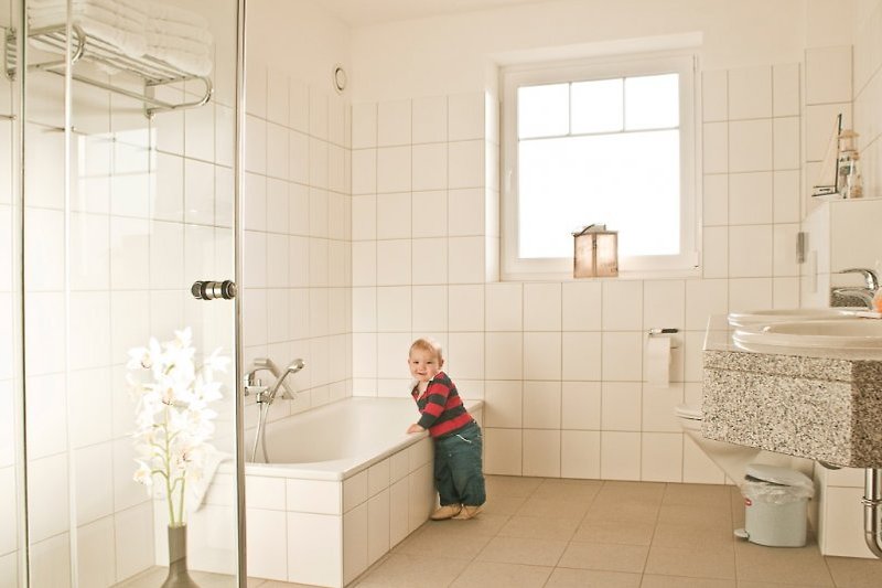 Ihnen steht ein barrrierefrei eingerichtetes Vollbadezimmer mit Badewanne, Dusche und WC inkl. Haartrockner und Handtuchwärmer sowie ein separates Gäste-WC zur Verfügung.