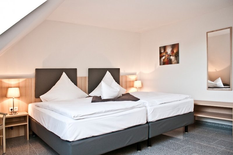 In drei Schlafzimmern mit jeweils einem Doppelbett bietet das Kapitänshaus Schlafplätze für 6 Personen.