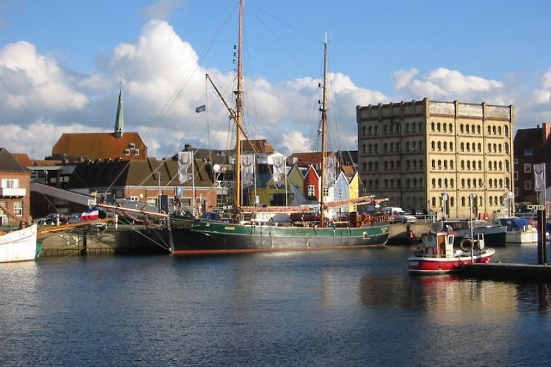 Die Fischerstadt Eckernförde bietet in ca. 14 km Entfernung viele Einkaufsmöglichkeiten.