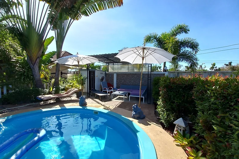 Entspannen Sie am Pool im tropischen Eco-Hotel mit Palmen. Entspannen Sie am Pool im tropischen Eco-Hotel mit Palmen.