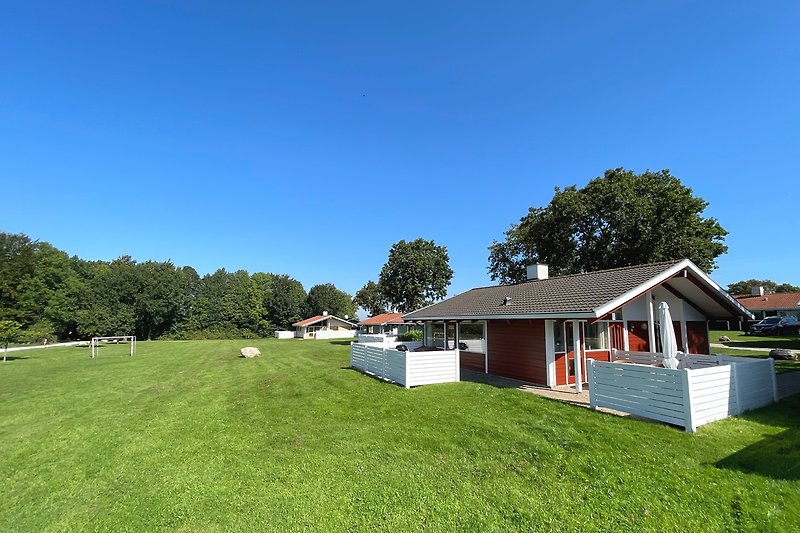 Das familienfreundliche Ferienhaus G05. Mit großer Grünfläche direkt vor der Terrasse ! Nur 30 km nördlich von Flensburg