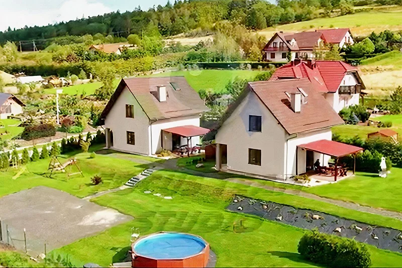 Beide Ferienhäuser von oben auf dem 1800 m2 großen komplett eingezäunten Grundstück