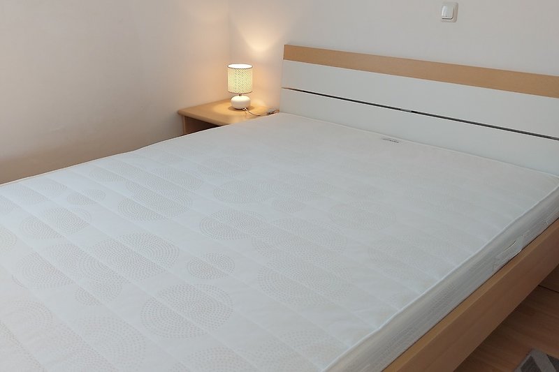 Septembner 2021 - new good quality firm Scandinavian mattress for king size bed in main bedroom.