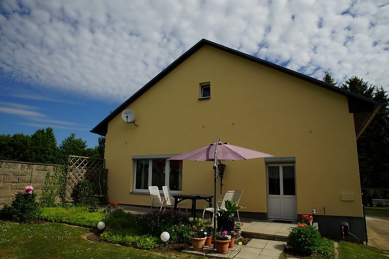 Terrasse mit Sonnenschirm im Ferienhaus Lindenheim
