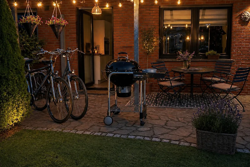 2. Terrasse eine mit Überdachung und Weber Grill .