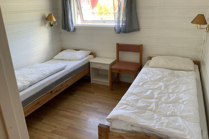 Gemütliches Schlafzimmer mit stilvollem Interieur und bequemem Bett.