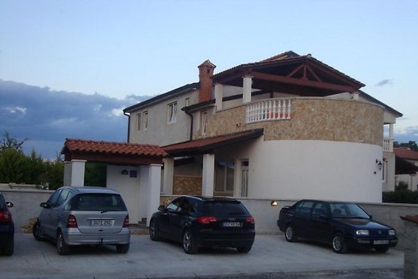 <span style="font-size:smaller;">Firma Sanus Appartments</span><br> Herr A. Saleš <span style="font-size:smaller;">Firma Sanus Appartments</span><br> Herr A. Saleš