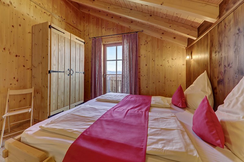 Gemütliches Schlafzimmer mit Holzmöbeln im DG