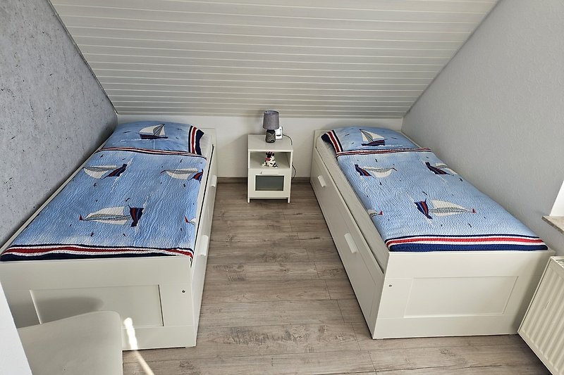 Modernes Schlafzimmer mit getrennten Betten