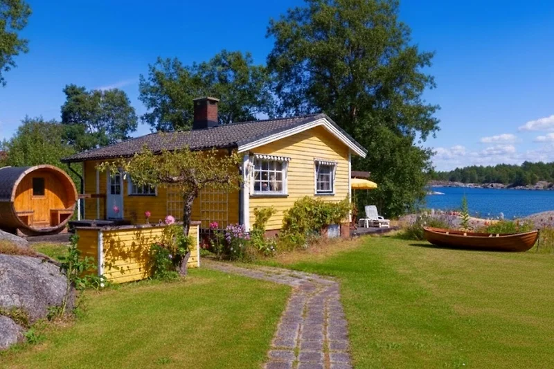 Großzügiger Garten mit gepflegtem Rasen und traditionellem Landhaus.