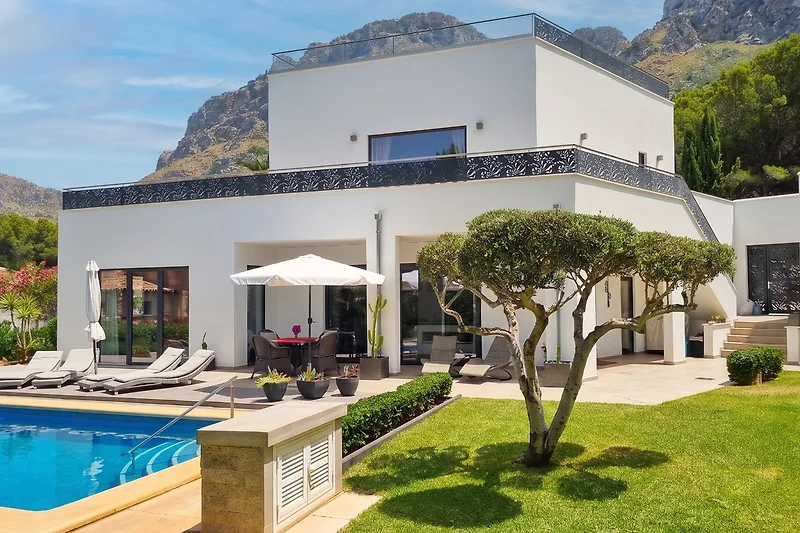 Villa mit Pool und mediterraner Fassade im Wohnviertel.