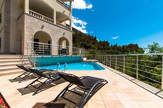 Villa mit Privatem Pool MABrdo