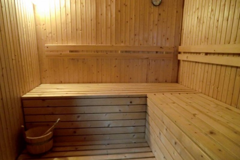 Sauna, elektrisch, für bis zu 4 Personen im Haus